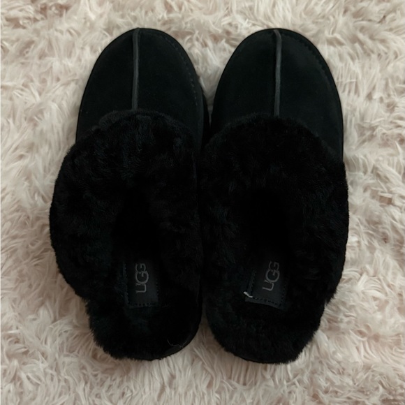 UGG Black Slip-On Footwear - Picture 1 of 5